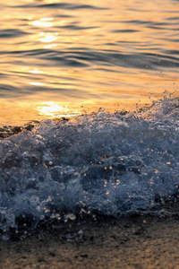 金色夕阳下，浪花轻吻沙滩边缘