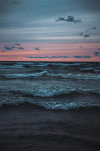 暮霭沉沉，海浪轻拍岸边如歌