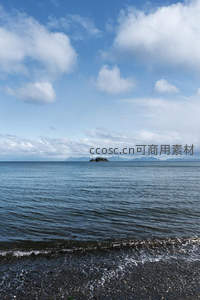 蔚蓝海面与远处岛屿的宁静景象