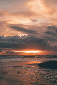 金色夕阳洒满海面，云层如画