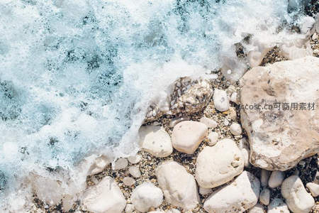 浪花拍打鹅卵石，水花四溅