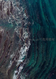 碧海礁石航拍，浪花如雪线