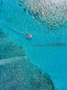 碧海一舟，航迹划破澄蓝