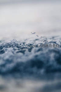 水面气泡缓缓上升的静谧