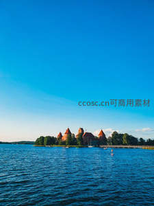 湖心古堡映蓝天碧水如画境