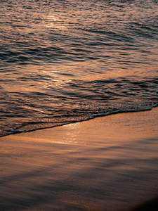 夕阳余晖轻抚沙滩浪花温柔