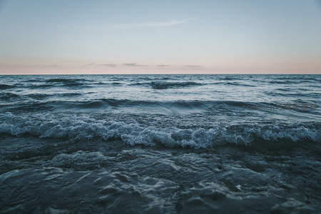 海浪轻拍岸边暮色温柔