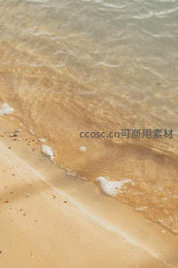 细沙海岸，波浪轻抚