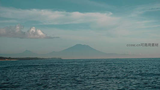 远山如黛映衬碧海蓝天