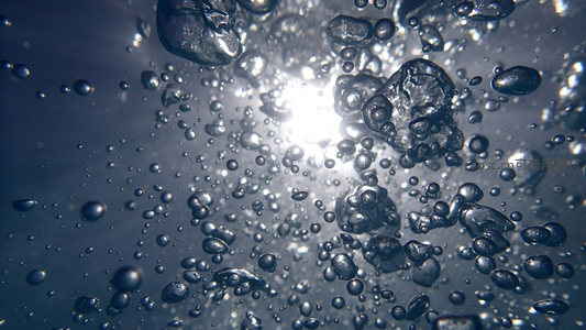 水下气泡光影交织的梦幻瞬间