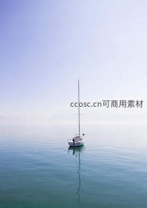 孤帆静泊湖心如镜的空灵画面