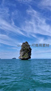 海上孤峰屹立于碧波云天之间