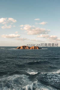 夕阳下的孤岩礁岛