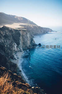 悬崖峭壁与蔚蓝海湾