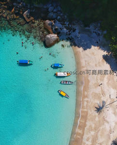 上帝视角，彩色小船点缀翡翠海湾
