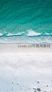 航拍纯净白沙滩与碧绿海浪交界