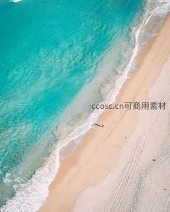 航拍视角下的海岸线与行人