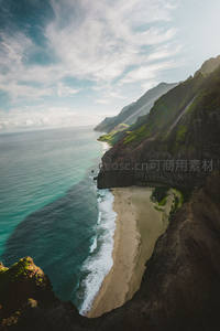 悬崖峭壁间的隐秘海滩