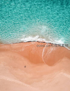 粉沙海岸浪花舞，双人漫步如画中