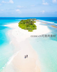 情侣牵手沙洲行，碧水环绕绿洲心