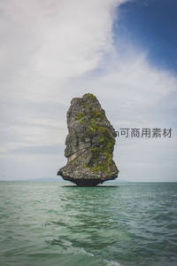 海上奇石：巨岩屹立于碧波之上的奇观