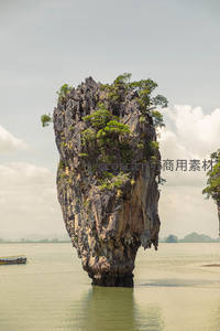 矗立海中的孤峰奇岩，绿树点缀如画