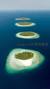 蔚蓝大海中四座绿意盎然的环礁岛屿
