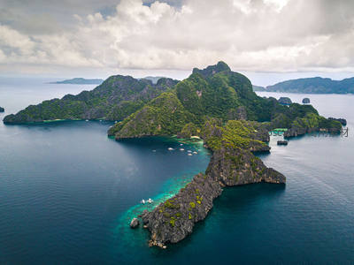 群山环抱的海湾，绿意盎然的喀斯特地貌