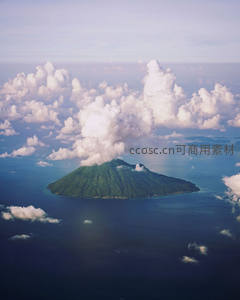 云雾缭绕的火山岛，从万米高空俯瞰的壮丽景象