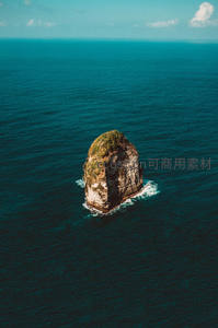 孤悬于深蓝大海中的陡峭岩石小岛