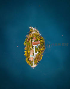 秋色浸染的湖心小岛庄园