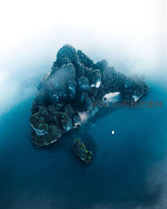 云雾缭绕的海上奇峰，神秘而壮丽