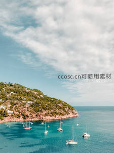 海湾停泊的帆船与青山绿树