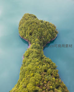 湖中形似钥匙的绿色半岛奇观