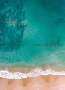 碧海金沙航拍视角，浪花轻吻沙滩