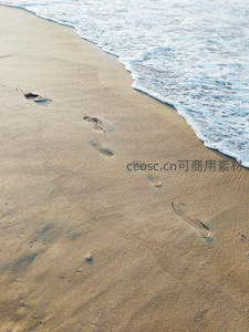 潮水轻抚沙滩，足迹渐行渐远