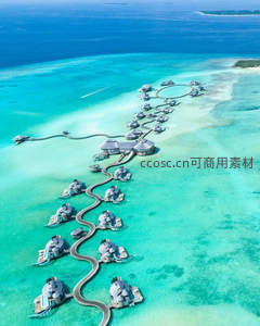 水上别墅蜿蜒，如珍珠散落碧海间