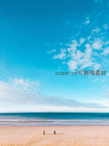 广阔沙滩上两人漫步享受晴空万里