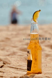 沙滩上的冰凉啤酒配青柠片特写