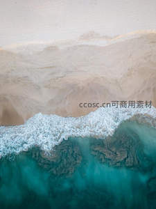 航拍视角，海浪与沙滩的抽象画