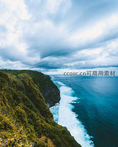 悬崖峭壁惊涛拍岸壮阔海景