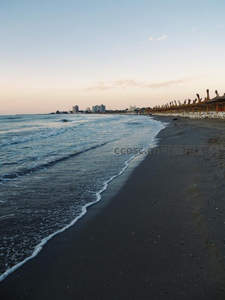 黄昏海岸线城市剪影