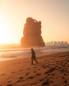 夕阳下十二门徒岩旁的孤独身影