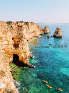 壮丽海蚀崖与碧海皮划艇的夏日奇观