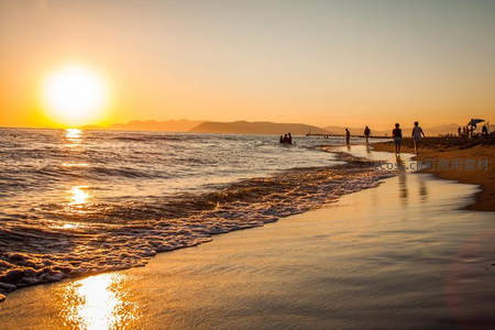夕阳西下漫步金色海岸