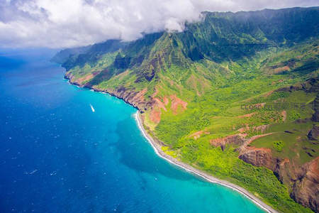 航拍海岸线，碧海青山云雾缭绕