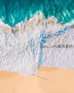 航拍视角下的海浪亲吻沙滩
