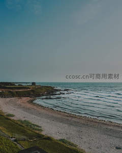 青空下的砾石滩，远眺海平线