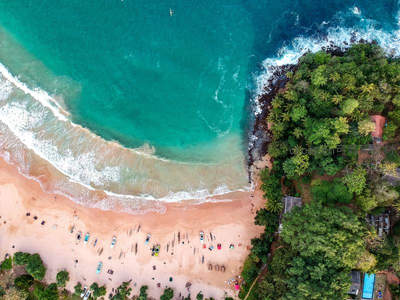 碧海金沙航拍图，热带海岸线风光