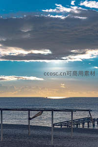黄昏海边栈桥，云层透光洒金辉